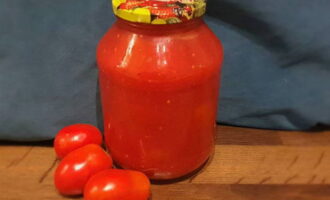 Cubre el frasco con una tapa y enróllalo. Voltee el recipiente y colóquelo en cualquier lugar conveniente. Cubrir con una manta y envolverlo bien. ¡Los tomates en su propio jugo están listos! Cuando los tomates se hayan enfriado, transfiera el enrollado a un lugar fresco.