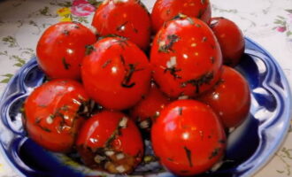 Biarkan tomato di kaunter pada suhu bilik. Selepas sehari, tomato boleh dimakan sebagai hidangan berasingan atau digabungkan dengan ulam.