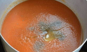 Return the sauce, homogeneous in consistency, to the pan, season with salt, sugar, pepper, vinegar and mix well. Then cook the ketchup for 10 minutes after boiling.Pour the hot sauce into sterilized jars and cover with a lid.