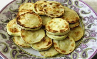 Crispy zucchini in batter is ready. Place them on a plate and serve!