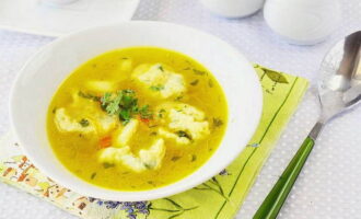 Dans 10 minutes. Après avoir fait bouillir les pommes de terre, nous ajoutons les boulettes, les oignons et les carottes frits au bouillon. Dans la soupe chaude, les boulettes augmenteront sensiblement, elles doivent donc d'abord être réduites. Goûtez et ajoutez du sel, du laurier et du poivre.Cuire encore 5 minutes, ajouter les légumes verts. Après cela, la soupe aux boulettes dans un bouillon de poulet peut déjà vous ravir par son goût, sa richesse et son arôme. Bon appétit! 