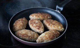 Dari campuran yang disediakan kami membentuk gulungan kubis dalam bentuk potong. Celupkannya dalam serbuk roti dan goreng dalam kuali yang dipanaskan dengan minyak sayuran. Goreng sehingga terbentuk kerak berwarna perang.