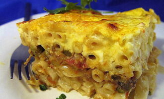 Preheat the oven to 200 degrees and place the dish there for 20 minutes. After this, it will be ready: this will be indicated by the golden brown crust on the top layer of the casserole. 