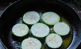 A seguir, coloque o produto em uma frigideira com óleo vegetal. Frite até dourar dos dois lados.