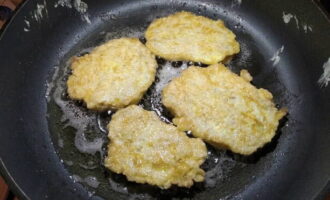 Fry the fillet for about five minutes. Then turn over and fry on the second side until golden brown.