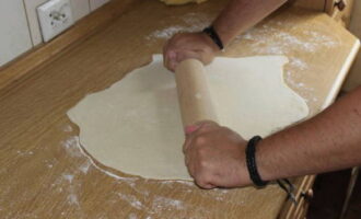 Roll out the thick dough into a thin layer.