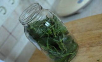 Place cucumbers and tarragon in a clean liter jar.