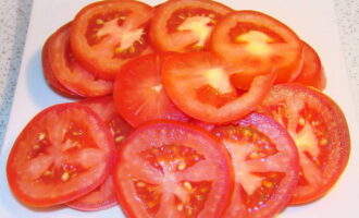 Rinse parsley and tomatoes with running water. Dry them with a towel. Separate two cloves from the garlic head and remove the husks from them. Cut the tomatoes into slices, chop the parsley and garlic. 