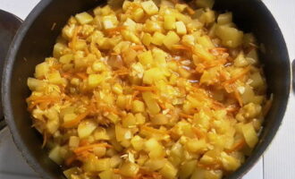 Coloque a abobrinha em uma frigideira com cebola e cenoura. Frite por cerca de 20 minutos. Não se esqueça de mexer constantemente.