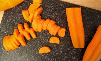 Cut a small layer of carrots and clean them with a brush or sponge.Cut the vegetable into half rings.