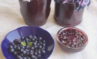 In dieser Zeit werden wir die Gläser sterilisieren, damit wir sie sofort mit Blaubeeren im eigenen Saft füllen können. Wir rollen die Gläser mit vorbereiteten Deckeln auf und schicken sie zur Lagerung.