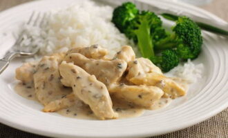 After a while, serve the chicken with sauce and side dish to the table.