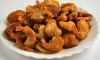 Using a slotted spoon, remove the shrimp and place them on a flat plate lined with paper towel. A napkin helps remove excess oil from a dish. Serve the appetizer with a spicy or sweet sauce. The shrimp are crispier when served hot, but they are also delicious cold! 