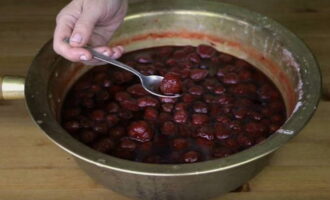 Pasado el tiempo indicado, volver a hervir la mermelada a fuego lento, cocinar durante 5 minutos y verter en frascos prepasteurizados.