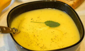 La nutritiva sopa cremosa de calabacín y patatas está lista. Viértalo en platos y sirva.