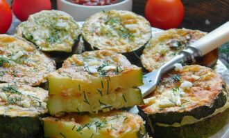 Coloque las verduras rosadas en un plato, espolvoréelas con hierbas y ajo. ¡Puedes servirlo en la mesa!