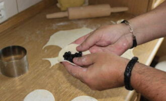 We cut out small circles from the blank and fill them with berries and powder.