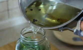 Pour the cooled brine over the food. We close the container with a plastic lid and then put it in storage.