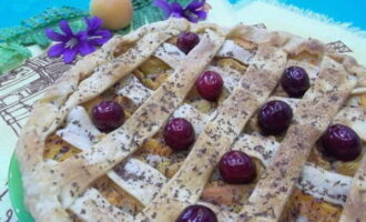 Decorare la torta di albicocche con frutti di bosco e cioccolato grattugiato.Fatto, servite!