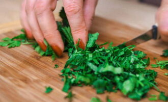 Wash hot peppers and herbs. Place on paper towels and remove excess liquid. Finely chop the ingredients.