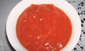 Encha os potes com mistura aromática quente. Ketchup caseiro está pronto para lamber os dedos!