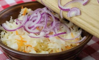 Then we close the jar with a nylon lid and store it in a cool place. You can serve cabbage with onions and olive oil. It will be incredibly delicious.