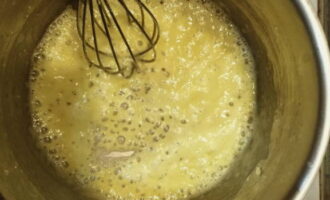 Add 2 tablespoons of flour to the melted butter. It is advisable to use wheat flour. Continue stirring the mixture with a whisk. As a result, it should thicken. 