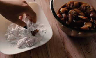 Durante esse tempo, a carne já teve tempo de ficar bem de molho e podemos passar a fritá-la. Antes de colocar a carne na frigideira, passe cada fatia em farinha ou amido.