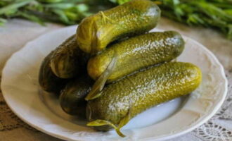 Crispy pickles for your table are ready!