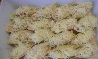 Next, sprinkle the dish with grated cheese. Bake the product for 10 minutes at 180 degrees.