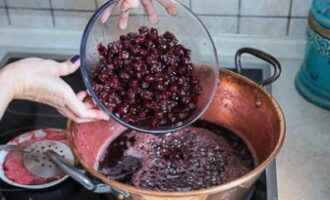 Hierna sturen we de bessen terug in de siroop.Breng de jam aan de kook en giet deze in een gesteriliseerde pot. Sluit het deksel.