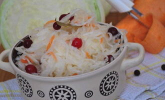 Selepas beberapa ketika, sauerkraut yang berair dan rangup dalam air garam akan siap sepenuhnya, anda boleh mencubanya!