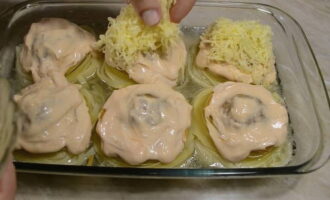 And on top of the sauce we spread cheese grated in advance on a medium grater; it will help hold together all the contents, giving the dish a beautiful shape and an impressive look. And put it in the oven again for 20 minutes.