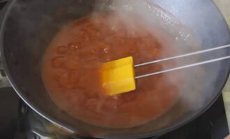 Boil the tomato mixture over low heat for a few minutes, then pour in the vinegar essence, stir and leave to simmer for another 5 minutes.Pour in the diluted starch and a couple of tablespoons of vegetable oil, stir and continue cooking the sauce until thickened.