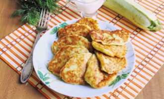 Assicurati di servire frittelle di zucchine con formaggio insieme a panna acida o qualsiasi altra salsa. Questo li renderà ancora più teneri e succosi, cosa che non guasterà mai.