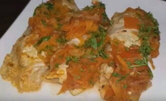 Cover the pan with foil.Preheat the oven to 180 degrees and cook the cabbage rolls for 40 minutes. Place the finished dish on plates and serve hot with sour cream and finely chopped herbs.