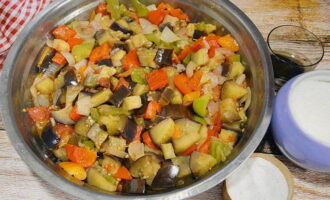 Pour the crushed ingredients into a large deep bowl. Salt to taste and add 4-5 tablespoons of vegetable oil. 