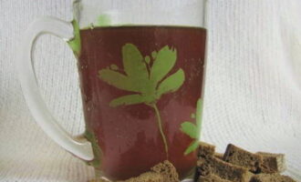 Strain the finished kvass through a sieve and pour into a plastic bottle for convenience. The remaining soaked crackers can be reused as a starter when preparing a new batch of kvass. Then you will need half of the softened bread and half of the new crackers, and you will also need to add less sugar.