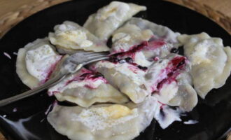 Fragrant berry dumplings can be served. 