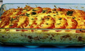 Next comes a layer of cheese, then zucchini. Place a layer of chopped tomatoes and pour a mixture of sour cream, eggs and parsley over the dish. Sprinkle with the rest of the cheese. Preheat the oven at 180 degrees and place the workpiece inside. Close the oven door and set aside 40 minutes. 