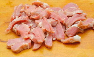 We wash the pork meat and pat it dry with a paper towel. Cut the meat into pieces and salt. Grease the baking dish with vegetable oil. Place the pork on the bottom of the dish and place the vegetable stew on top. 