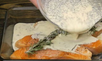 Tuangkan campuran yang dihasilkan ke atas salmon dan letakkan setangkai rosemary di atasnya untuk rasa.