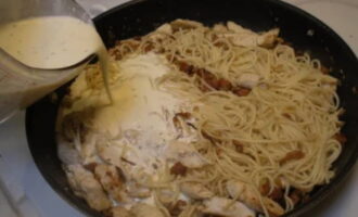 Przygotowane spaghetti włóż na patelnię. Napełnij je sosem. Należy zmniejszyć ogień, aby spaghetti się nie przypaliło. Należy je wymieszać drewnianą lub silikonową szpatułką i pozostawić na wolnym ogniu przez 5 minut. W rezultacie sos powinien nieco zgęstnieć. 