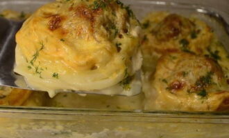 During this time, the cheese will definitely have time to melt and harden slightly. We take out our form, put some chopped herbs on top of the hot cheese. And while the stuffed pasta nests are still hot, let’s quickly start tasting.