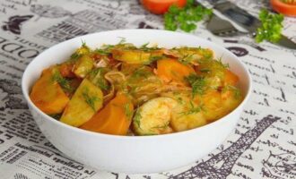 Give the vegetable stew with zucchini, potatoes and cabbage cooked in a frying pan for 10-15 minutes to steep, place on plates, sprinkle with chopped fresh herbs and serve for dinner. Bon appetit! 