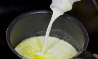 Fry the garlic for about 2 minutes and then add the cream.