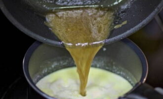 Add oil from the frying pan to the sauce.