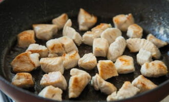 Fry the fillet in hot oil over high heat, which will take about 5-7 minutes. There is no need to salt and pepper the meat right away, but only after the heat has sealed the juices inside and the turkey is covered with a beautiful crust. 