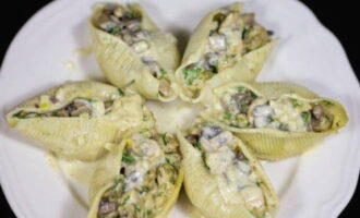 The shells are ready to serve. Bon appetit!