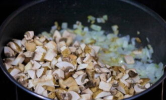 Add champignons to the prepared onions.